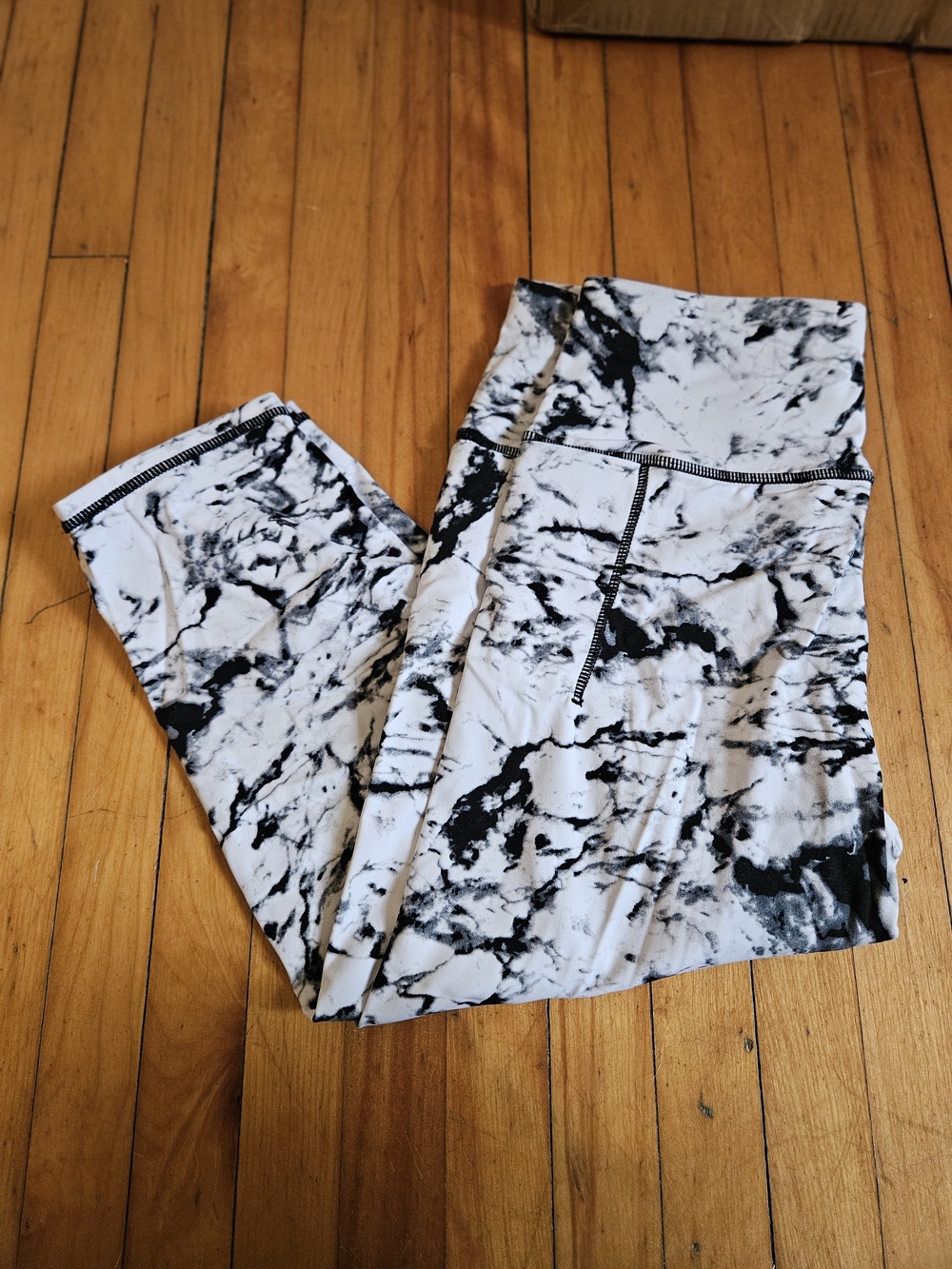 Marble Print Capris Leggings - White & Black